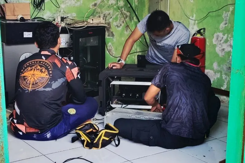 Proses pengujian repeater di puncak Gunung Ranai 