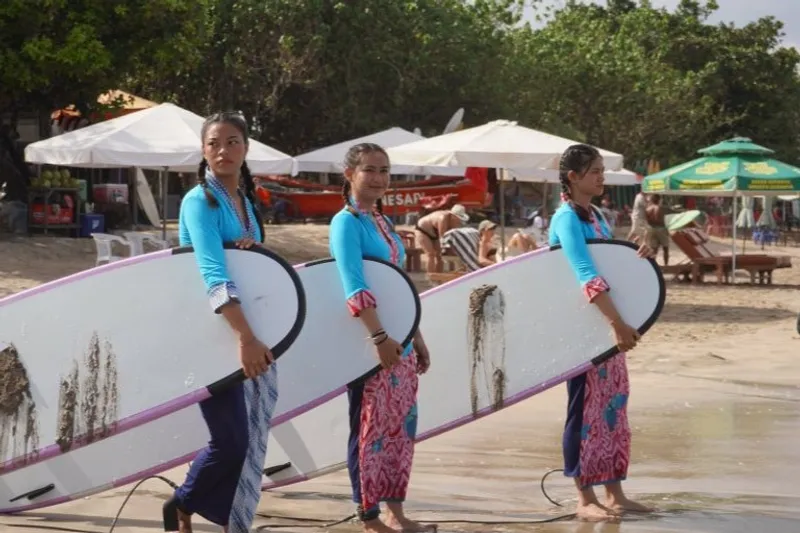 Para remaja perempuan peselancar tuli meriahkan Hari Kartini 