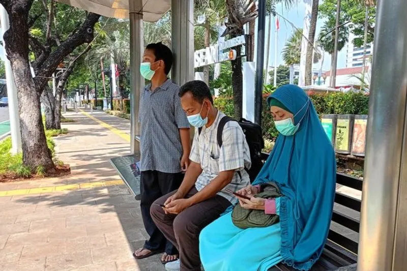 Masyarakat menggunakan masker 