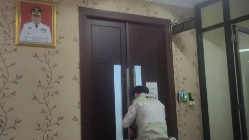 Penyidik KPK saat menyegel ulang ruang kerja Bupati Bekasi 