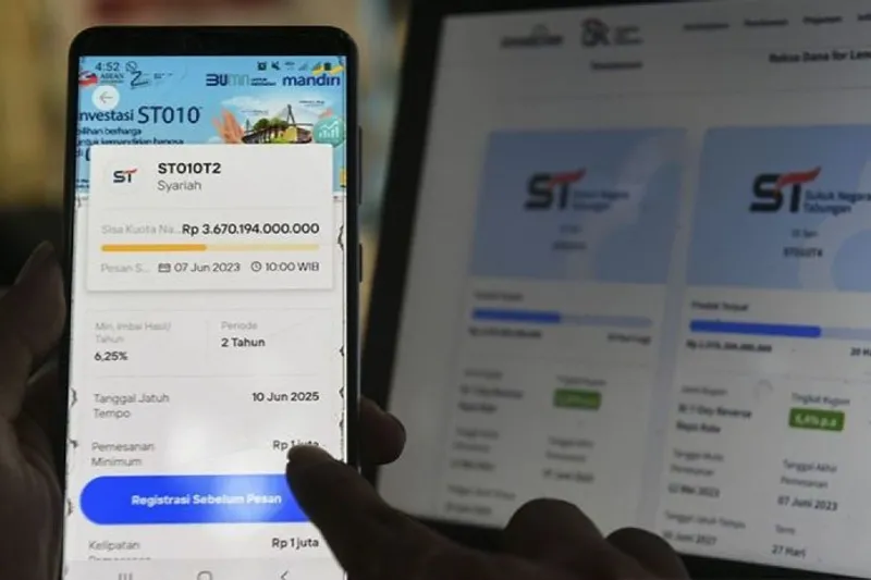 Warga mencari informasi mengenai Surat Berharga Negara (SBN) jenis Sukuk