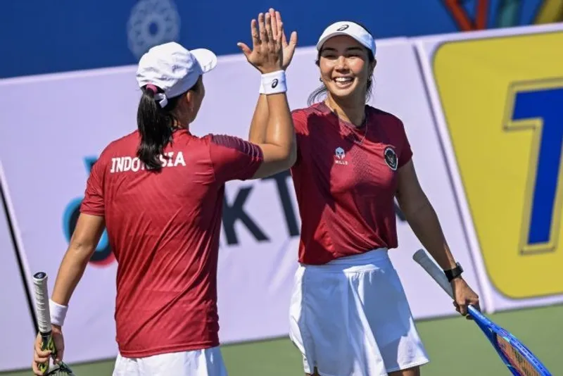 Petenis ganda putri Indonesia Janice Tjen (kiri) dan Aldila Sutjiadi