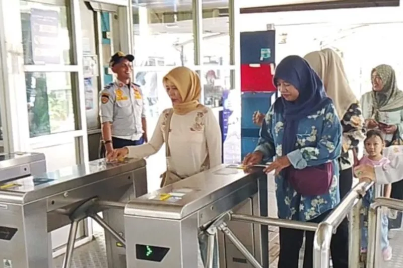 momentum peringatan Hari Angkutan Nasional 2026 dengan menggunakan Transjakarta 