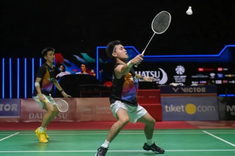 Pebulu tangkis ganda putra Indonesia Nikolaus Joaquin (kanan) dan Raymond Indra 