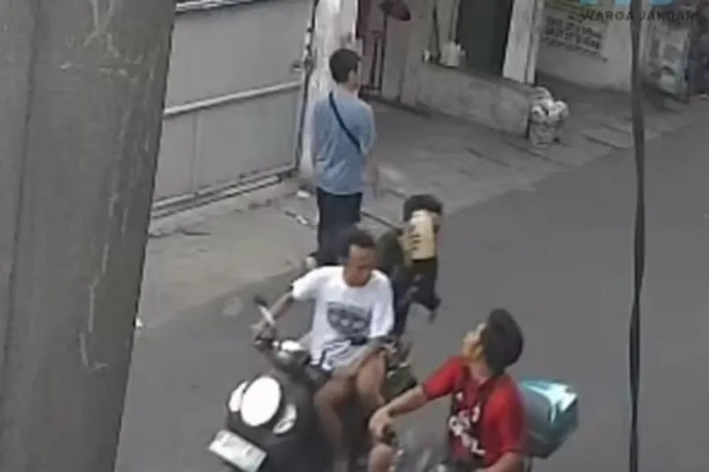 pria menjadi korban penyiraman diduga air keras 