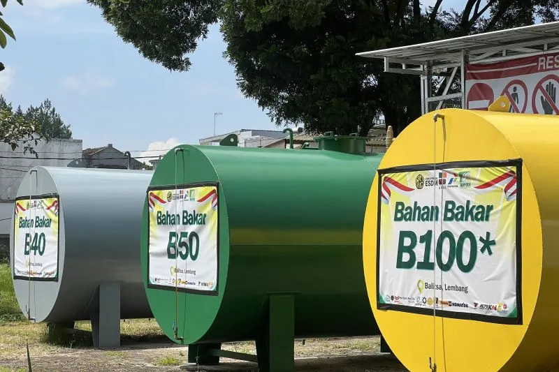 Tangki penyimpanan B40, B50, dan B100 di Stasiun Blending 