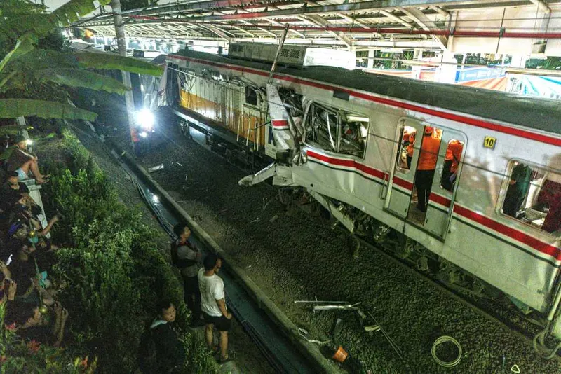 antarafoto-kecelakaan-kereta-api-di-bekasi-timur-1777328039-1
