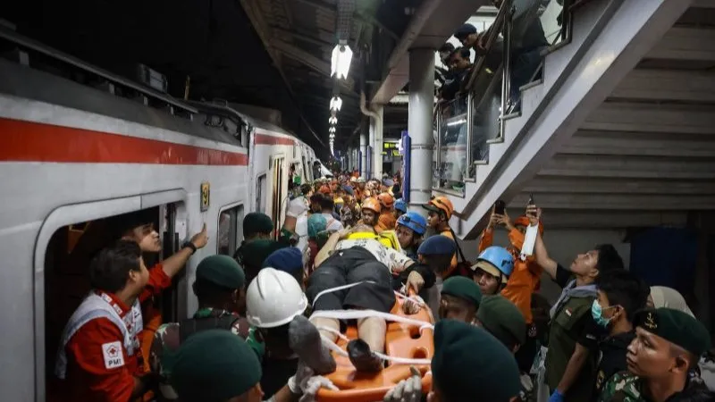 korban kecelakaan KRL Commuterline dan KA Argo Bromo Anggrek 