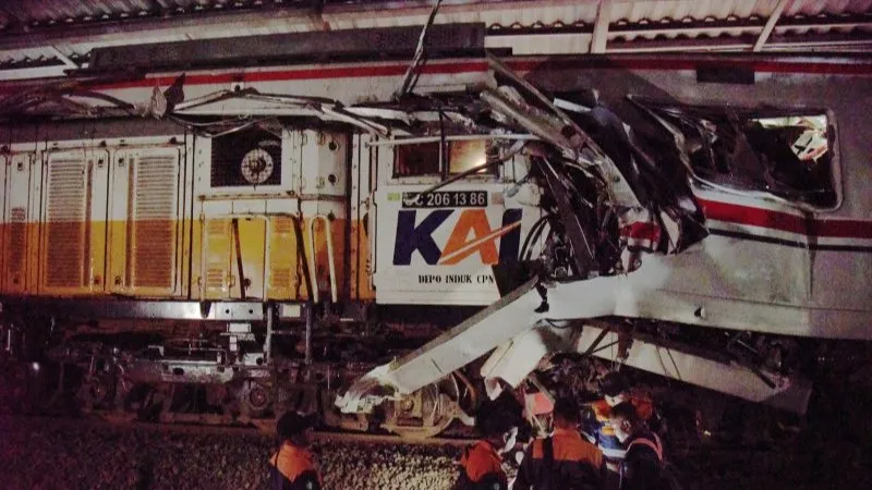 kondisi gerbong KRL Commuterline yang bertabrakan dengan KA Argo Bromo 