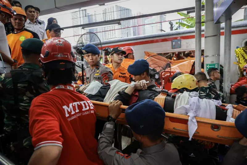 antarafoto-evakuasi-korban-kecelakaan-kereta-api-di-bekasi-timur-1777355085-1