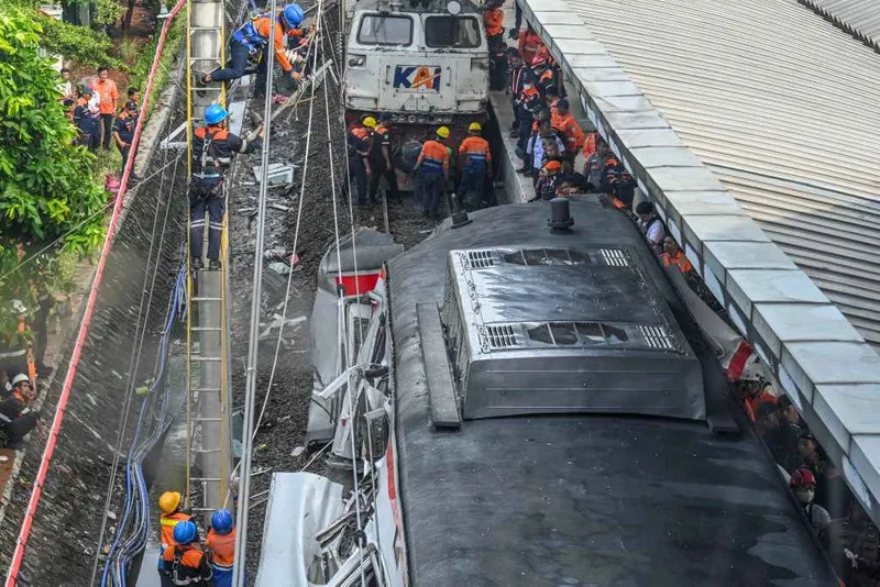 antarafoto-evakuasi-gerbong-kereta-api-pascakecelakaan-1777355443-1