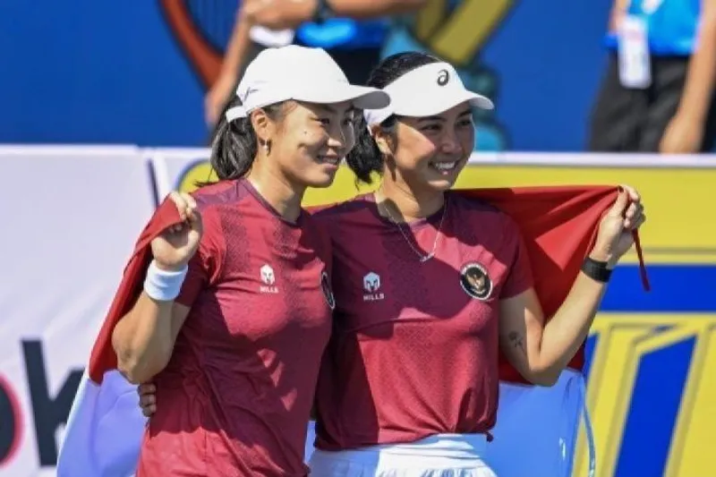 Petenis ganda putri Indonesia Janice Tjen (kiri) dan Aldila Sutjiadi (kanan) 