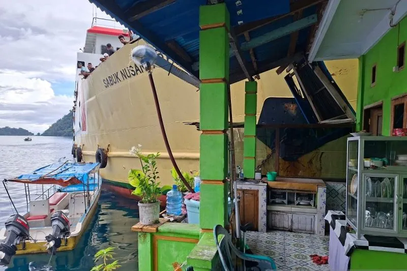 KM. Sabuk Nusantara 106 menabrak rumah warga dan merusak satu unit perahu panjang 