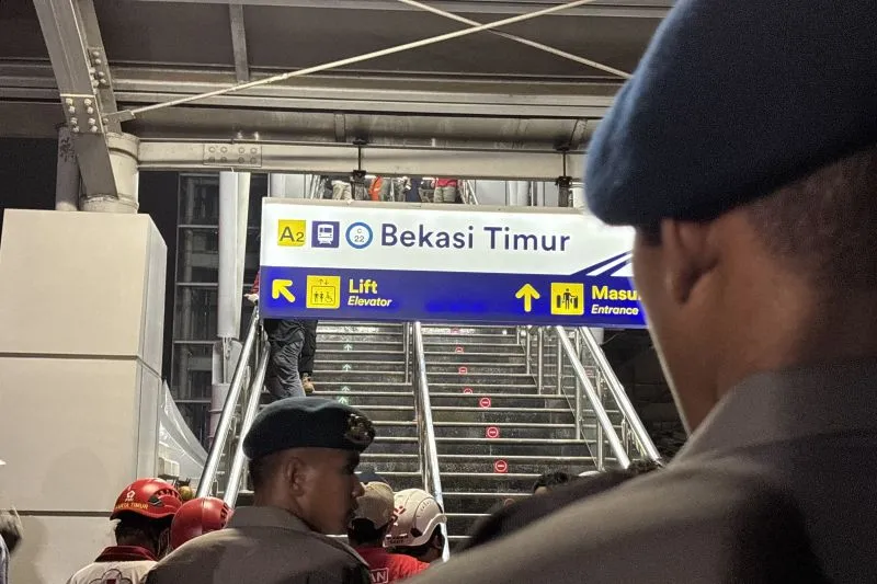 Petugas berjaga di pintu masuk Stasiun Bekasi Timur, Bekasi