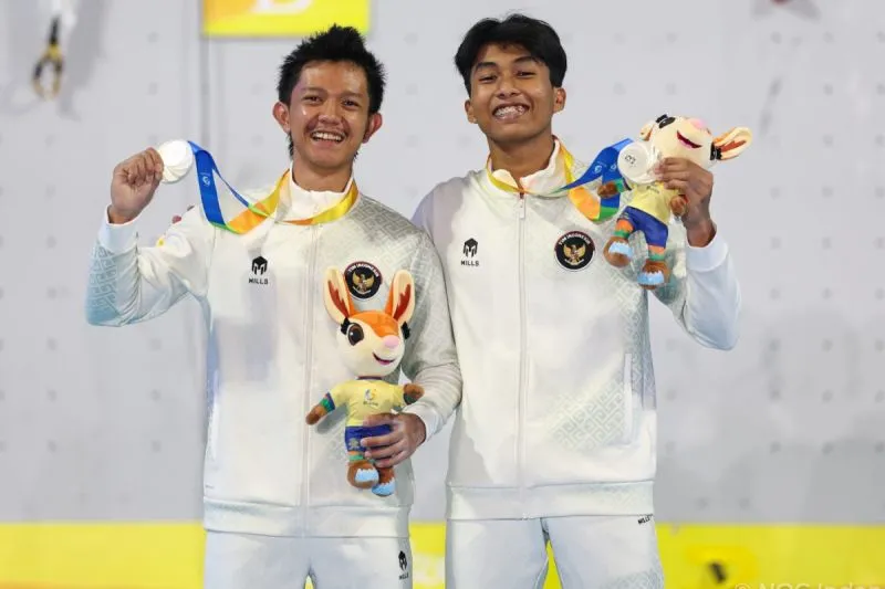 Pasangan atlet disiplin speed putra Indonesia Raharjati Nursamsa (kiri)/Antasyafi Robby Al Hilmi, memegang medali perak kategori speed men's relay Asian Beach Games Sanya 2026, di China, Rabu (29/4/2026) malam WIB. HO-NOC Indonesia
