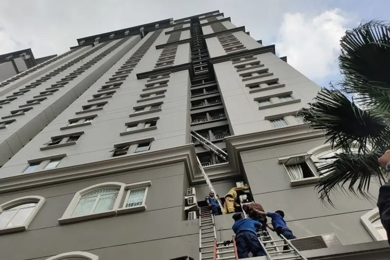 Petugas pemadam mengevakuasi penghuni Apartemen Mediterania terjebak kebakaran