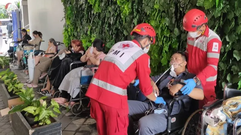 penghuni Apartemen Mediterania mengalami sesak nafas terdampak kebakaran 