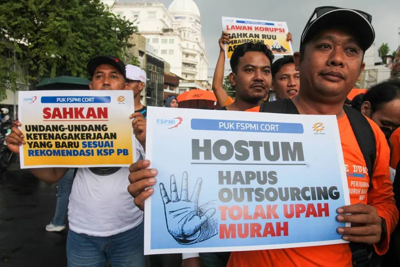 antarafoto-unjuk-rasa-memperingati-hari-buruh-di-surabaya-1777629173-1