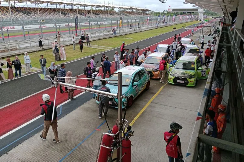 Mobil para pembalap perempuan di ajang Mandalika Kartini Race 
