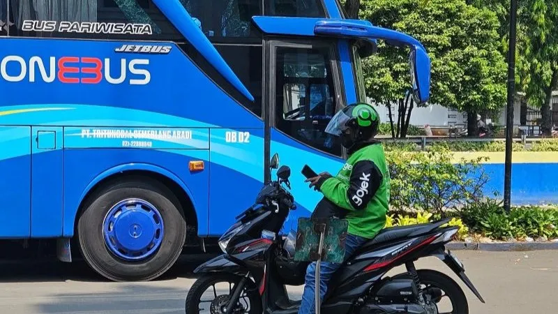 Seorang mitra pengemudi ojek daring 