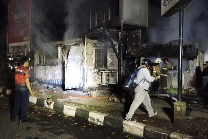 Petugas saat melakukan pemadaman terhadap objek videotron yang terbakar dalam may day di bandung