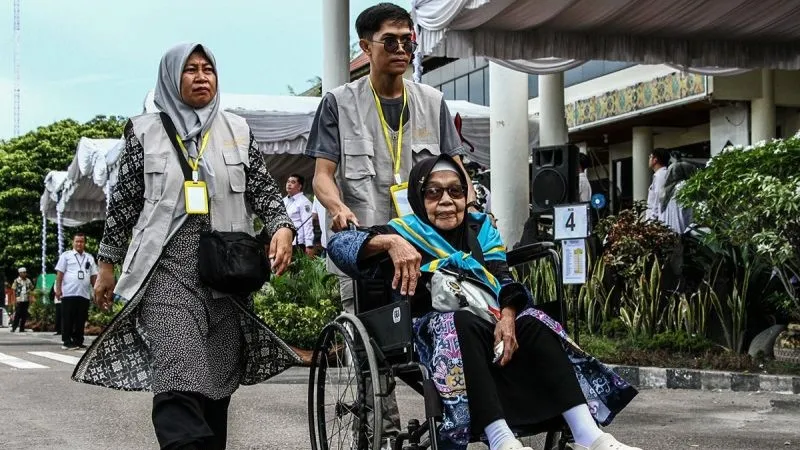 seorang calon haji saat pemberangkatan di halaman kantor Wali Kota Palangka Raya