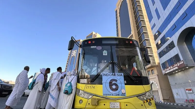 Jamaah haji Indonesia menaiki bus Shalawat di Syisyah 