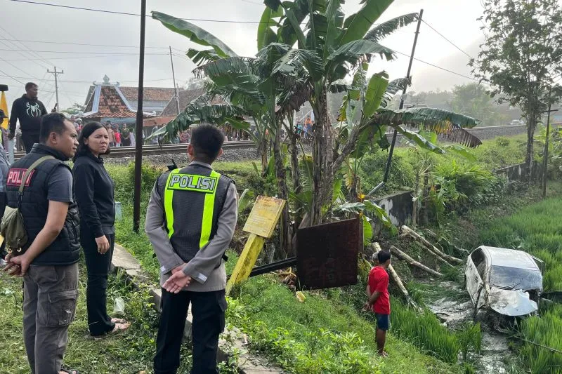 kecelakaan mobil yang terperosok ke area persawahan di dekat perlintasan kereta api 