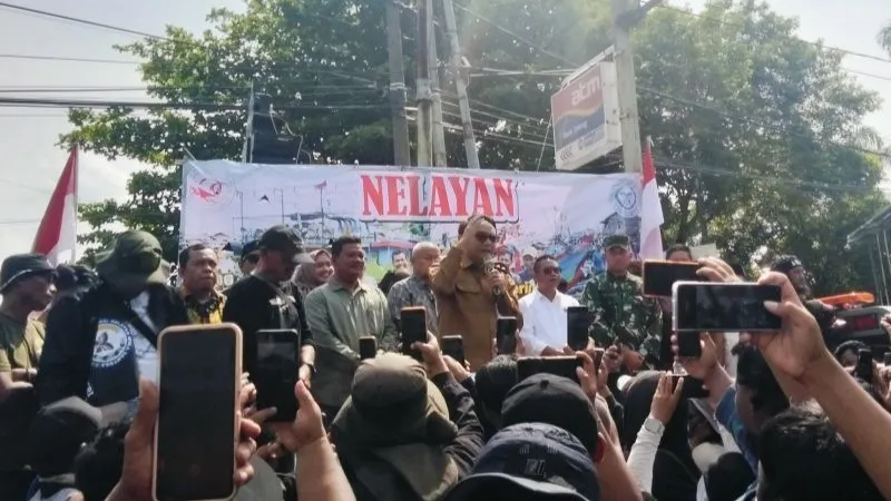 unjuk rasa nelayan yang menuntut harga bahan bakar minyak (BBM) jenis solar diturunkan