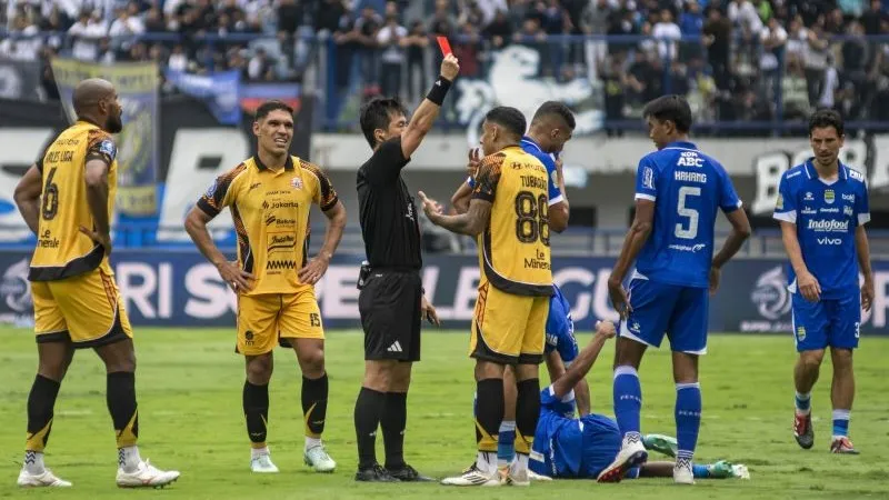 Wasit Ko Hyungjin (ketiga kiri) memberikan kartu merah kepada pesepak bola Persija Jakarta 