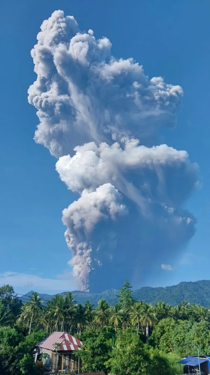 Letusan Gunung Dukono di Halmahera Utara