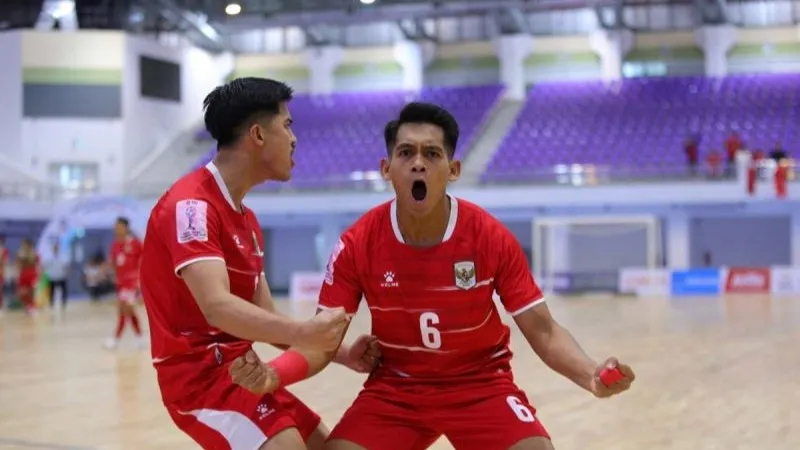 Pemain Tim Nasional Futsal Indonesia merayakan gol 