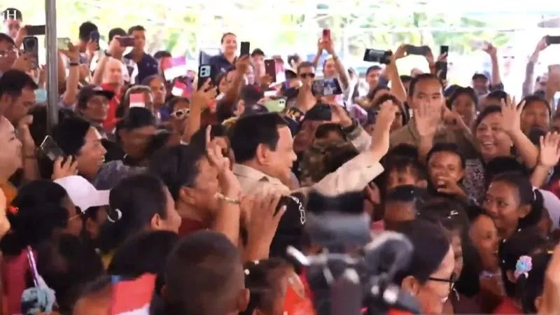 Presiden Prabowo Subianto (tengah) menari bersama masyarakat dalam kunjungan ke Pulau Miangas