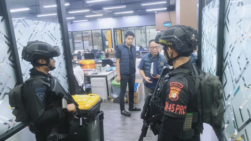 pengamanan operasi pengungkapan kasus judi online internasional di Hayam Wuruk 