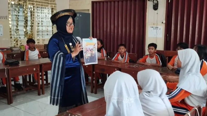 Proses belajar mengajar di salah satu sekolah dasar (SD) Negeri di Kecamatan Kota