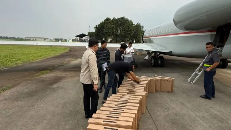 Proses pengangkutan barang dukungan akses pemerintah bagi warga Miangas