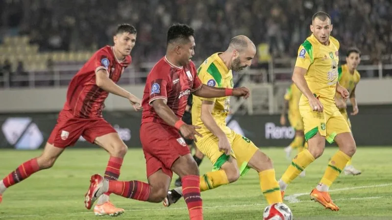 Pesepak bola Pesebaya Surabaya Milos Raickovic 