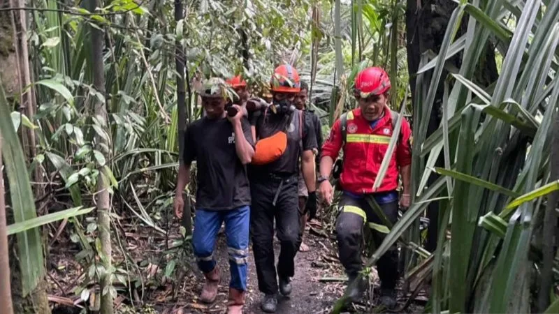 Tim SAR gabungan membawa kantong jenazah korban erupsi Gunung Api Dukono 