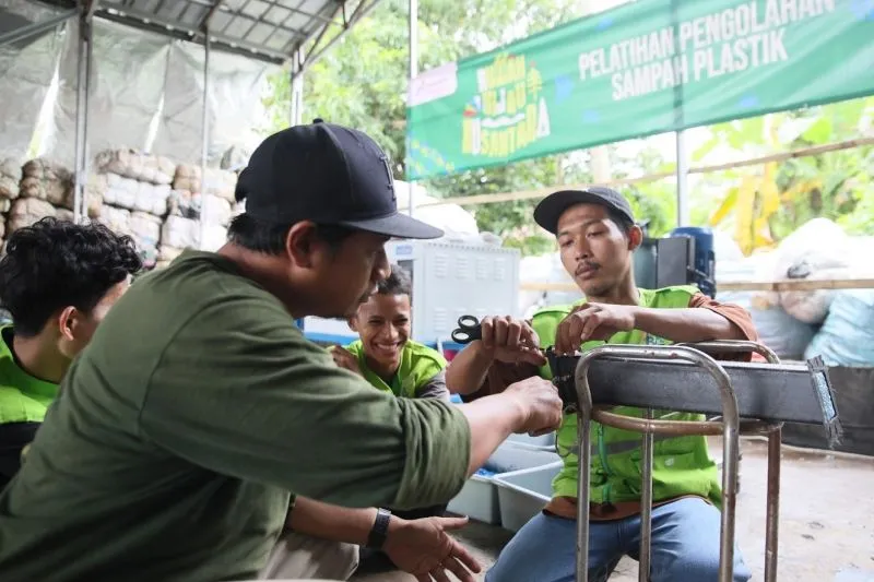 Pelatihan pengolahan sampah plastik salah satu program PT Perusahaan Gas Negara (PGN)