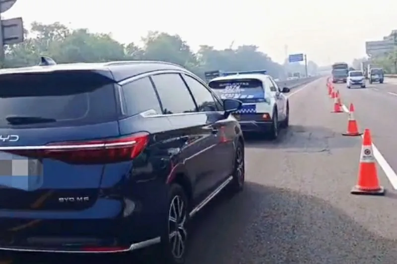 Contraflow di ruas jalan Tol Jakarta-Cikampek 
