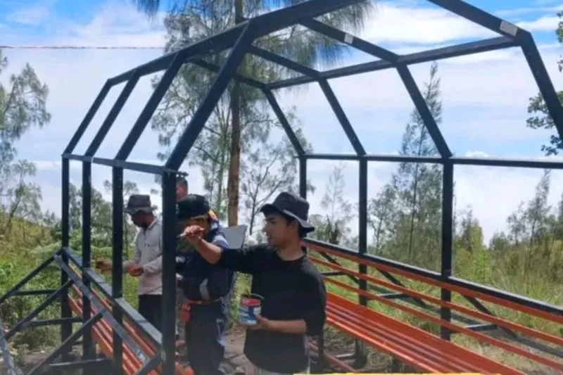 rest shelter di jalur pendakian Gunung Rinjani 