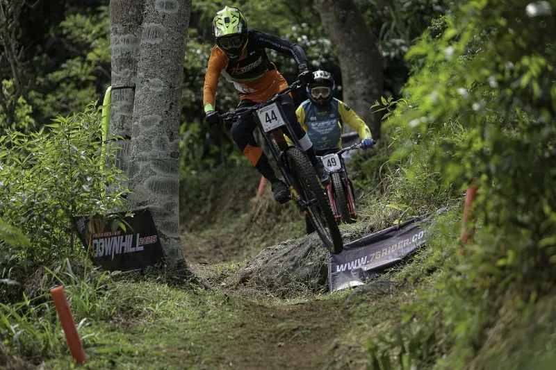 Atlet Khoiful Mukhib saat beraksi dalam 76 Indonesian Downhill 2025
