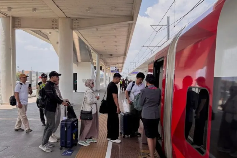 penumpang saat memasuki kereta cepat Whoosh 