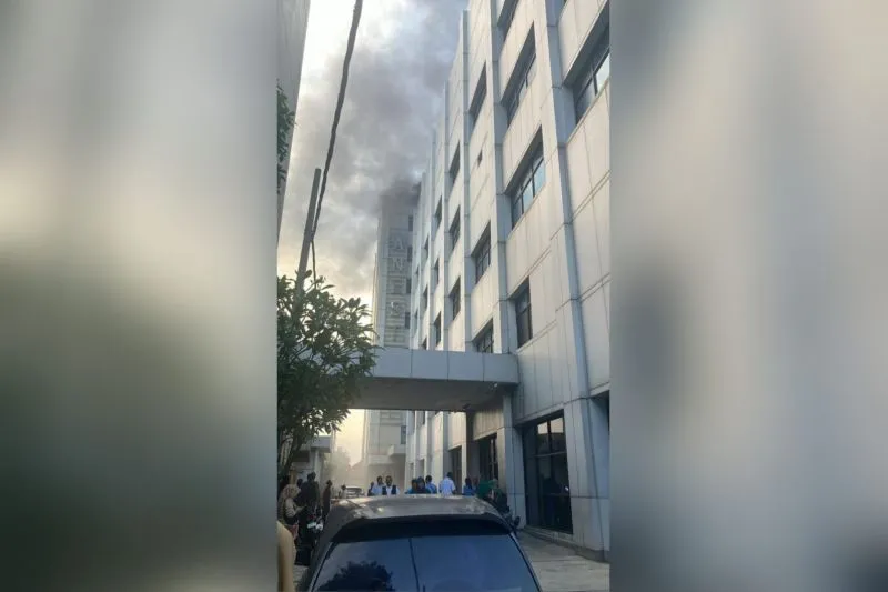 kepulan asap dari gedung Pusat Pelayanan Jantung Terpadu (PPJT) RSUD dr. Soetomo