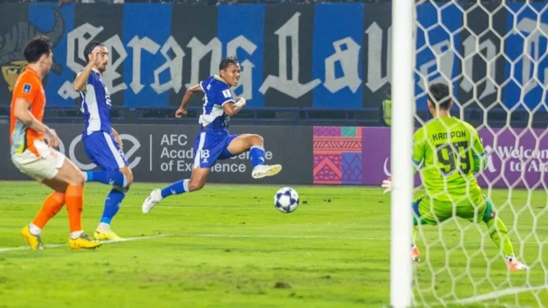 Pesepak bola Persib Bandung Adam Alis 
