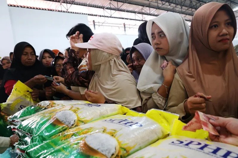 antarafoto-penjualan-beras-murah-pada-peluncuran-kdkmp-1778921864-1