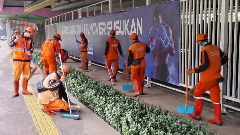 membersihkan kawasan kolong flyover Pasar Rebo