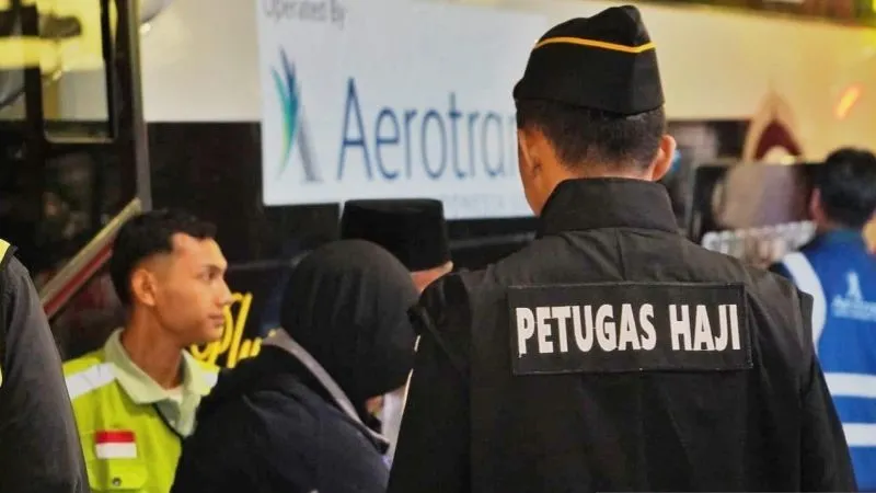 Petugas dari Imigrasi Bandara Soetta