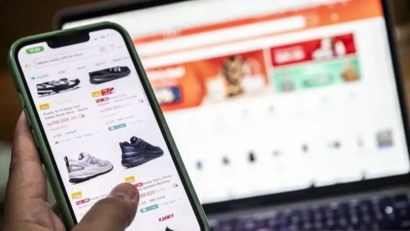 Seseorang sedang mencari barang untuk membeli di lokapasar