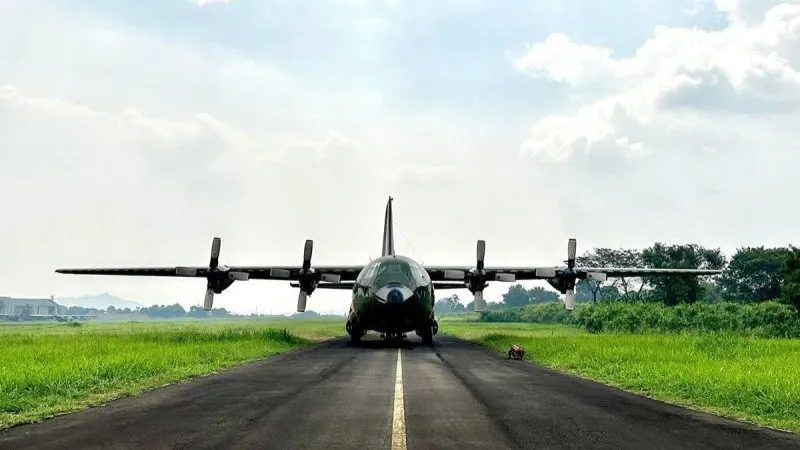 Pesawat angkut jenis Hercules C-130 yang dimiliki TNI AU